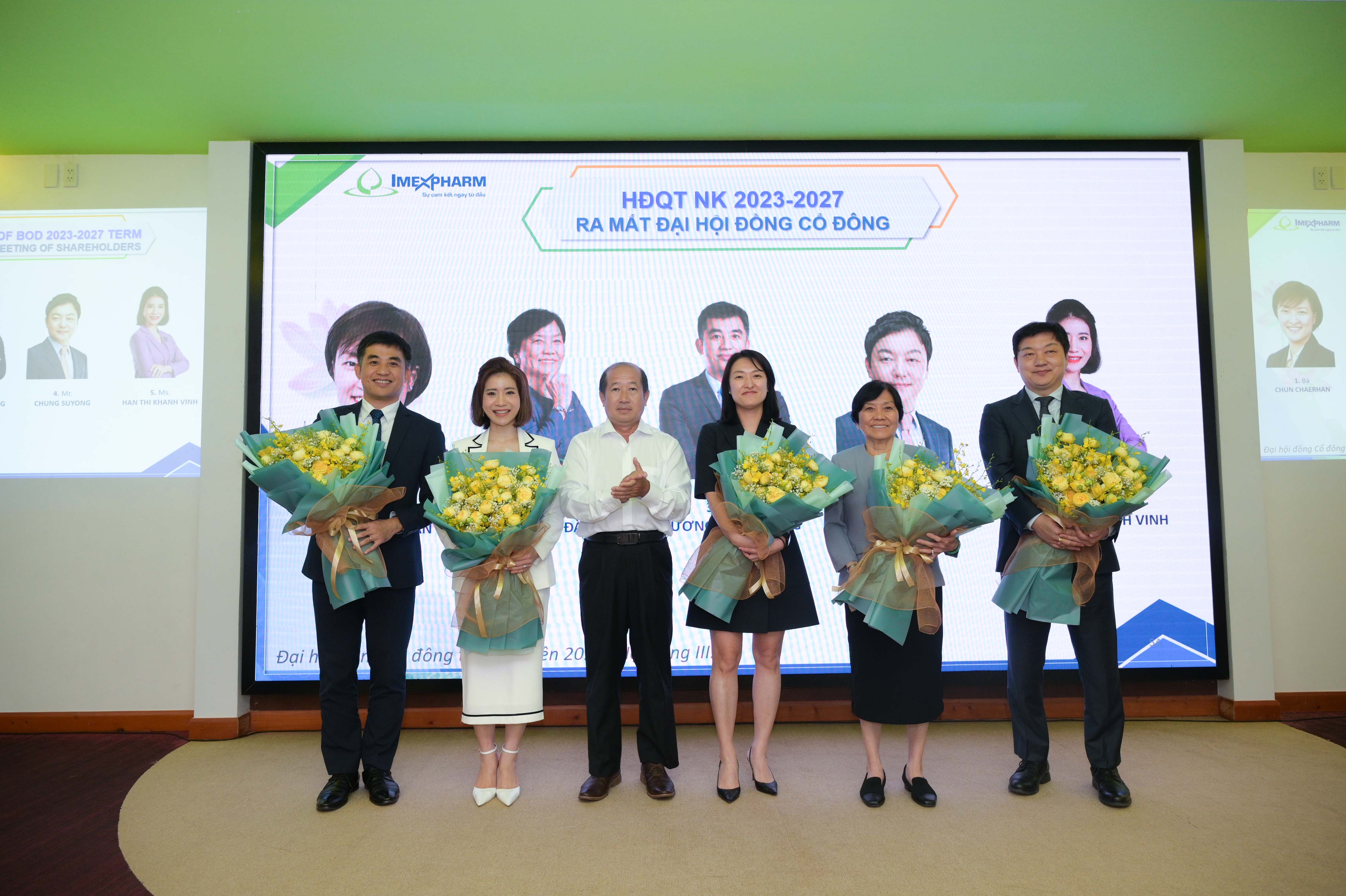 Ông Đoàn Tấn Bửu chúc mừng thành viên HĐQT nhiệm kỳ 2023-2027
